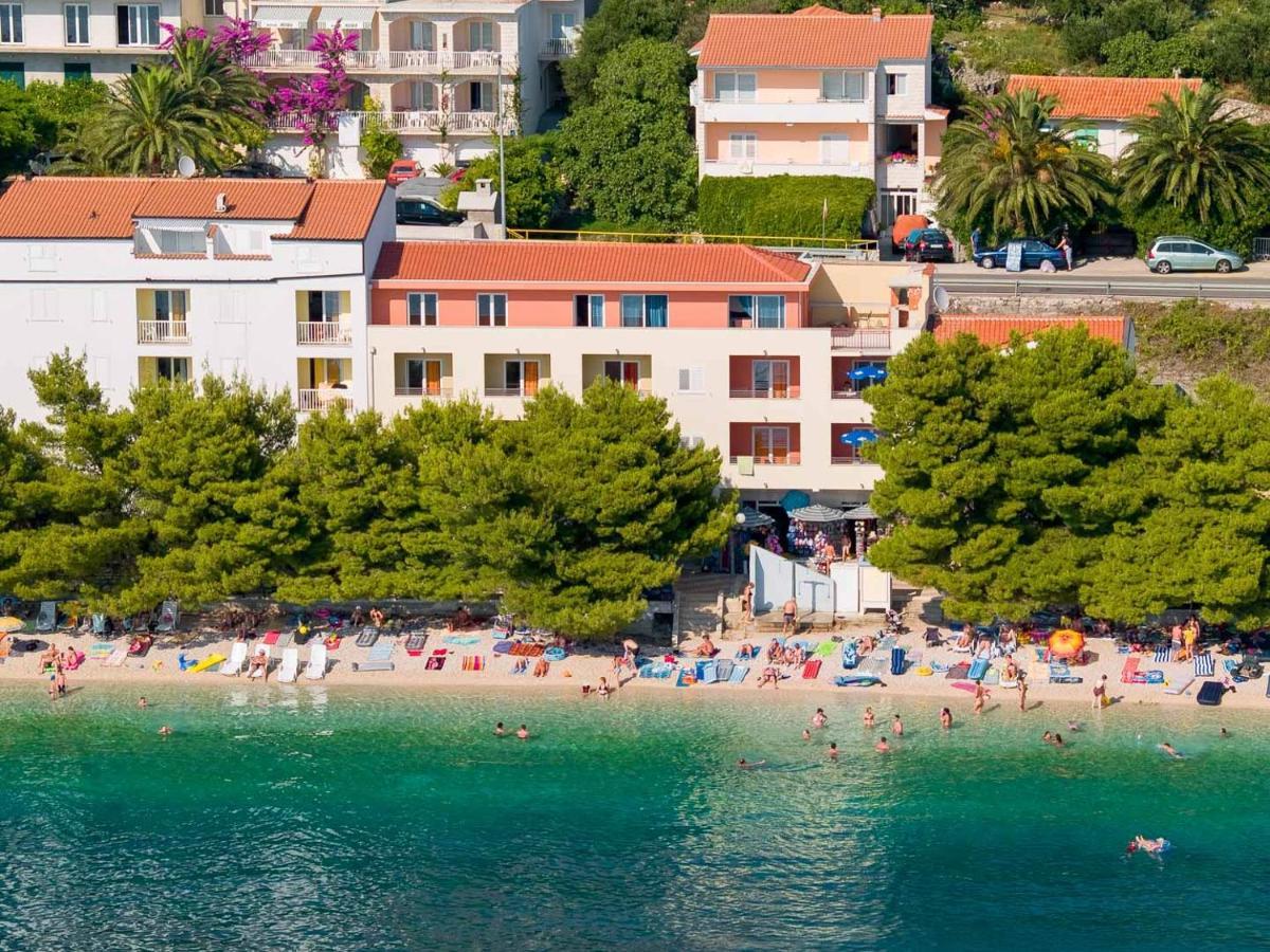 Apartments Promenada - Beachfront Tucepi Bagian luar foto