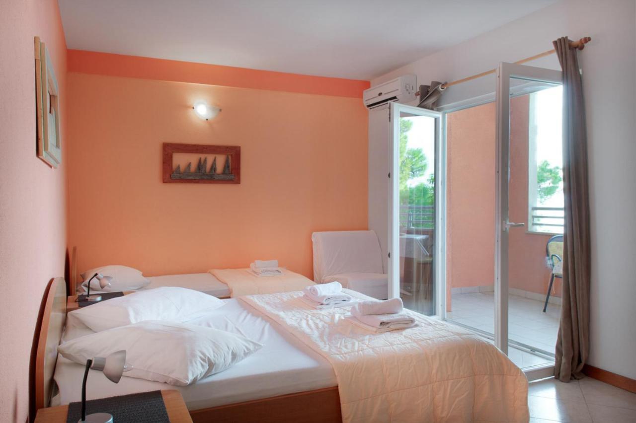 Apartments Promenada - Beachfront Tucepi Bagian luar foto