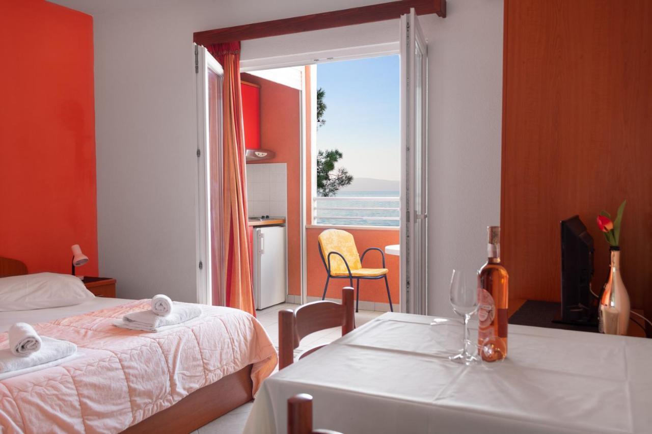 Apartments Promenada - Beachfront Tucepi Bagian luar foto