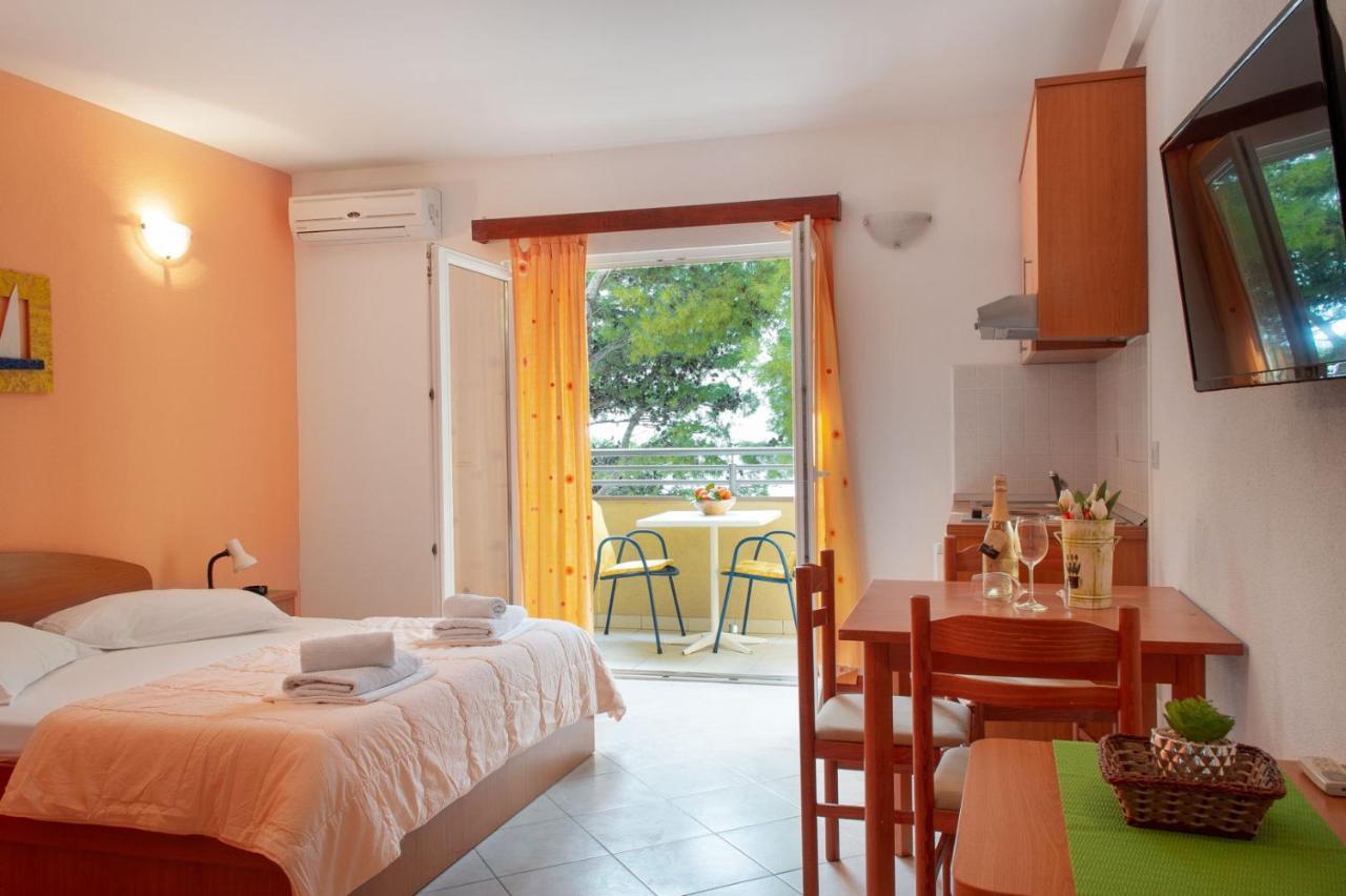 Apartments Promenada - Beachfront Tucepi Bagian luar foto