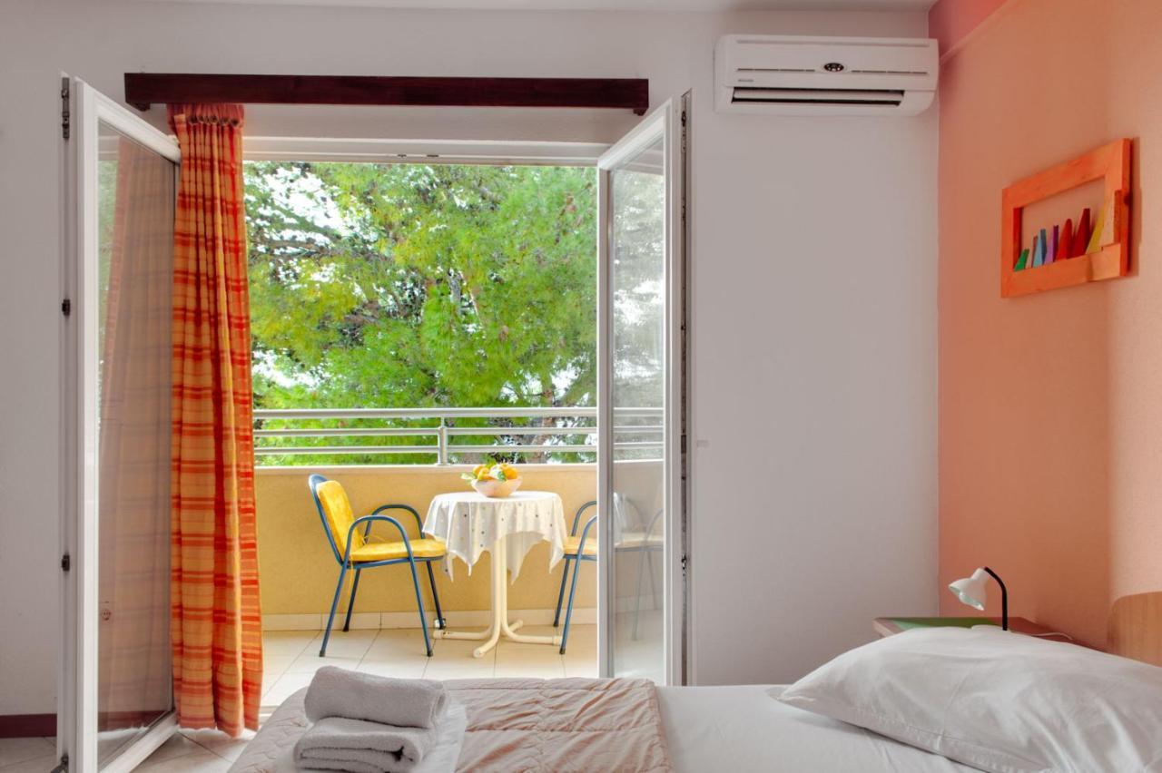 Apartments Promenada - Beachfront Tucepi Bagian luar foto