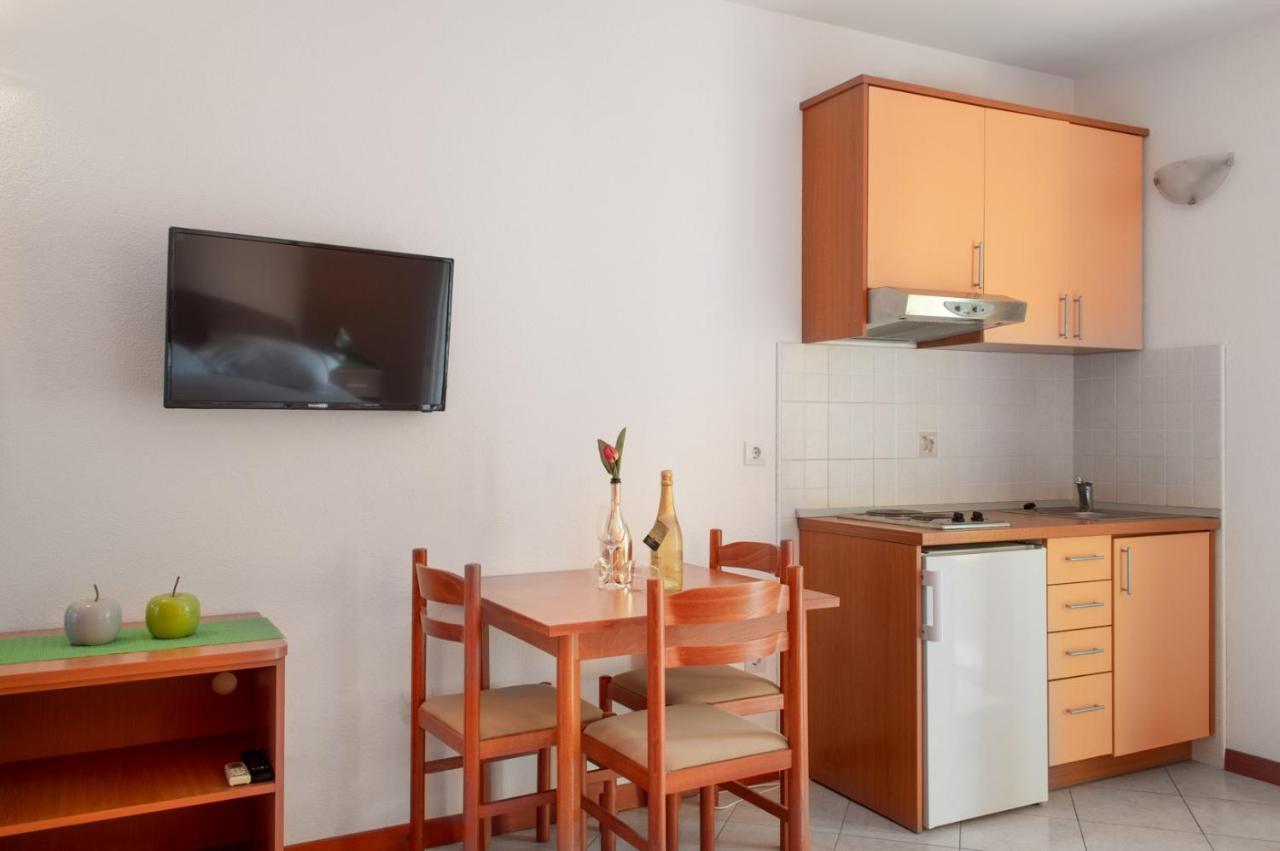 Apartments Promenada - Beachfront Tucepi Bagian luar foto