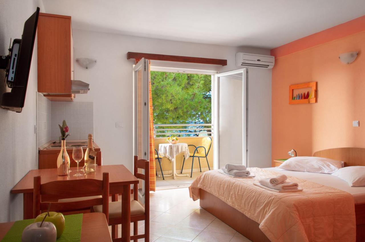 Apartments Promenada - Beachfront Tucepi Bagian luar foto
