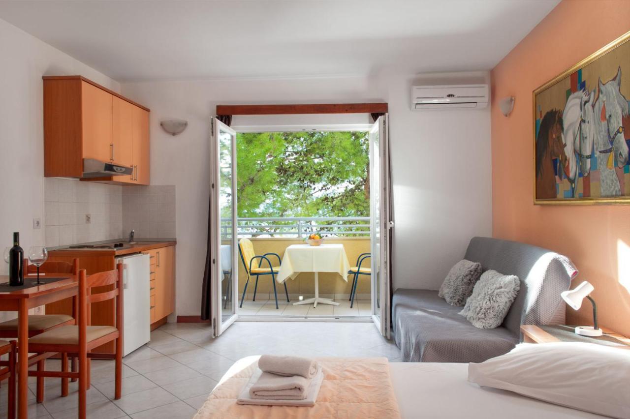 Apartments Promenada - Beachfront Tucepi Bagian luar foto