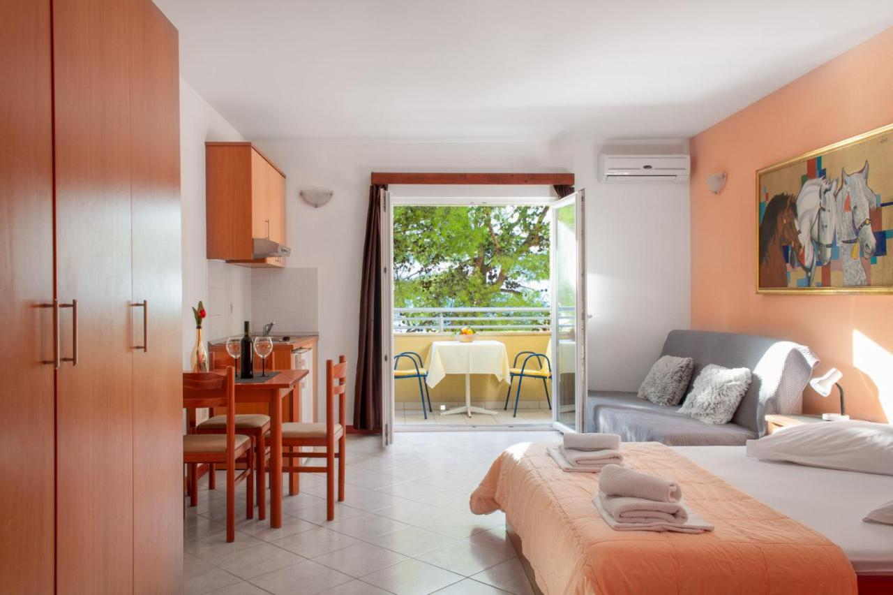 Apartments Promenada - Beachfront Tucepi Bagian luar foto