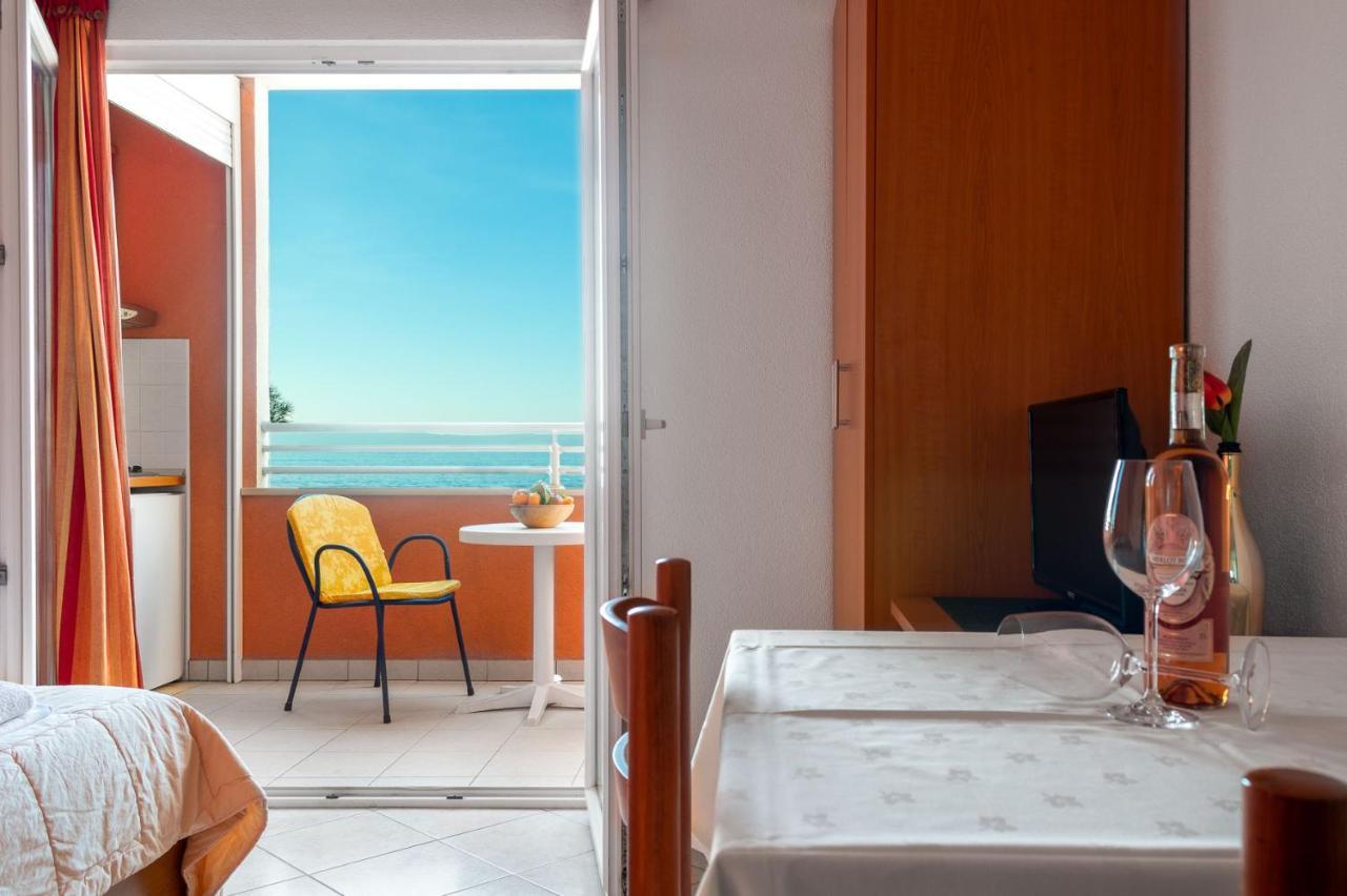Apartments Promenada - Beachfront Tucepi Bagian luar foto
