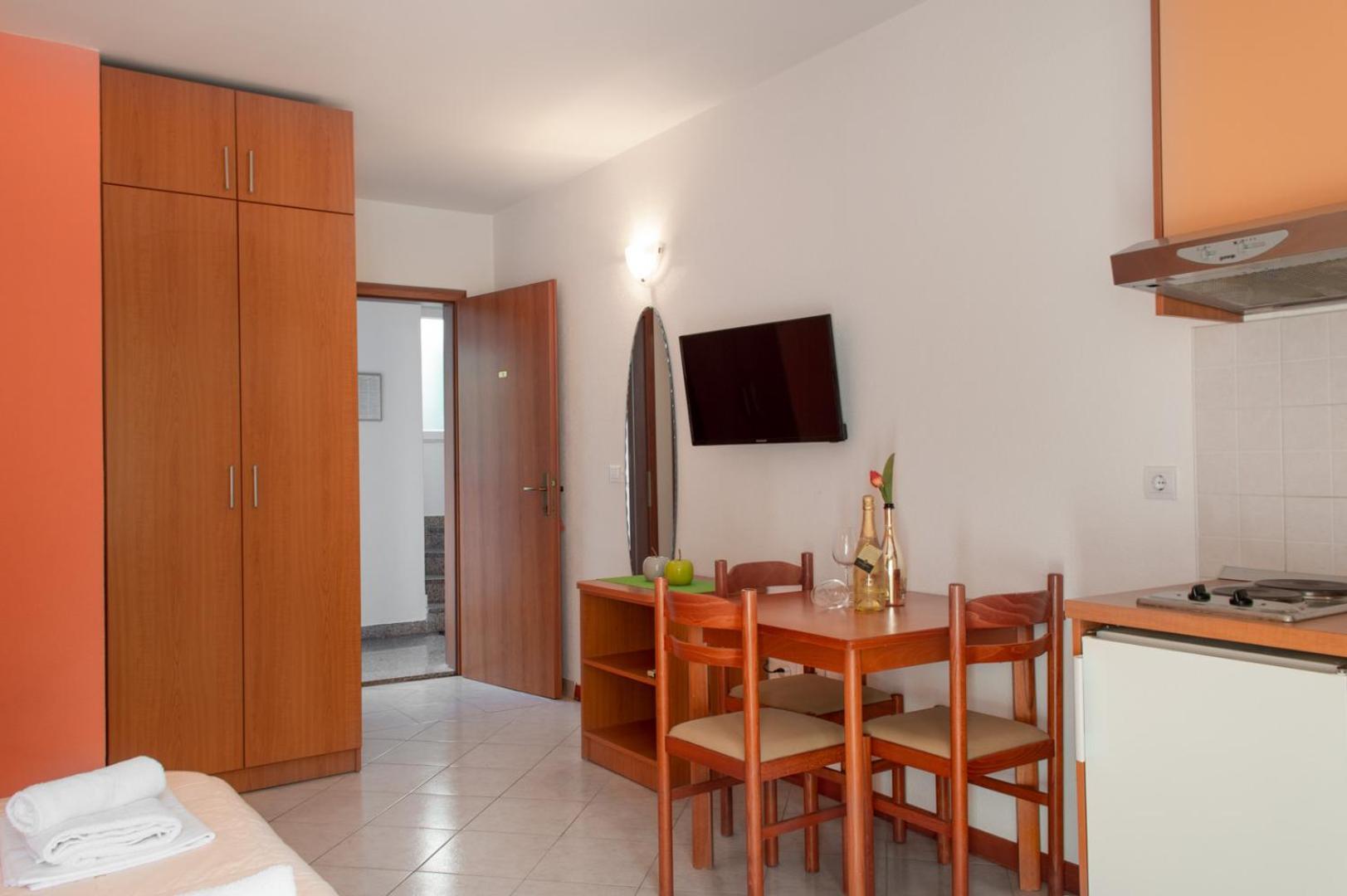 Apartments Promenada - Beachfront Tucepi Ruang foto