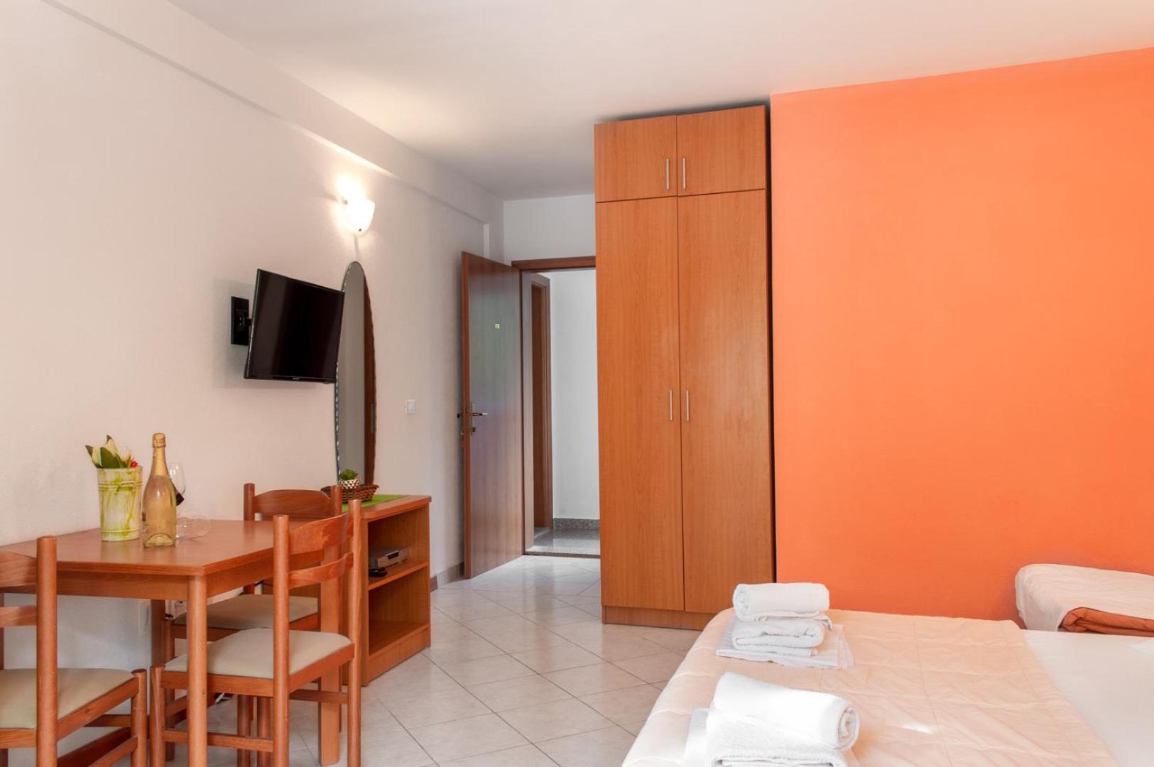 Apartments Promenada - Beachfront Tucepi Ruang foto